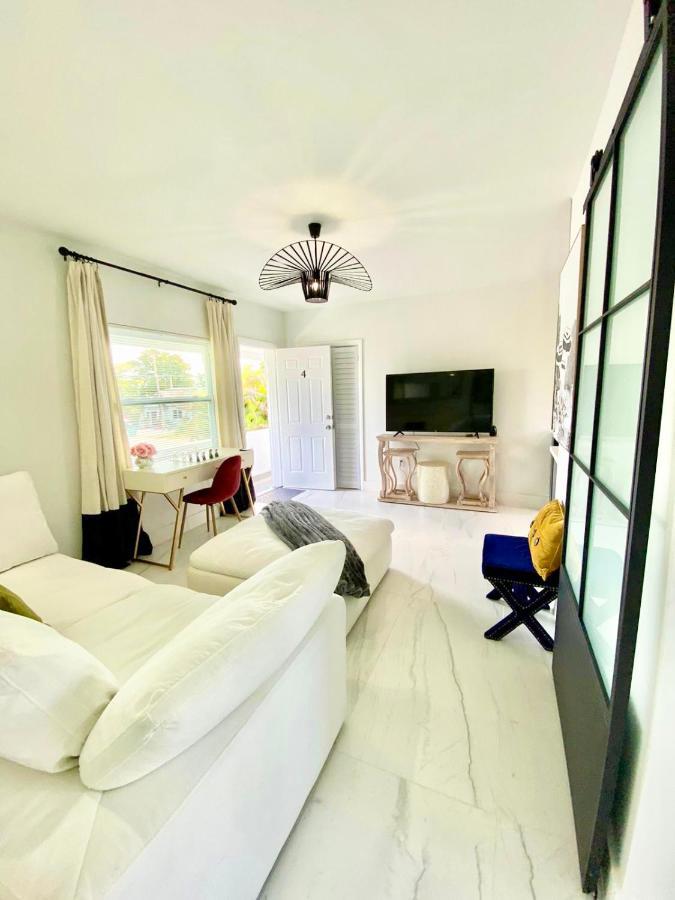 מיאמי 3 Seasons At The Carrington 3 Separate 2 Bedroom 1 Bathroom Apartments And A 3 Bedroom 2 Bathroom Villa מראה חיצוני תמונה