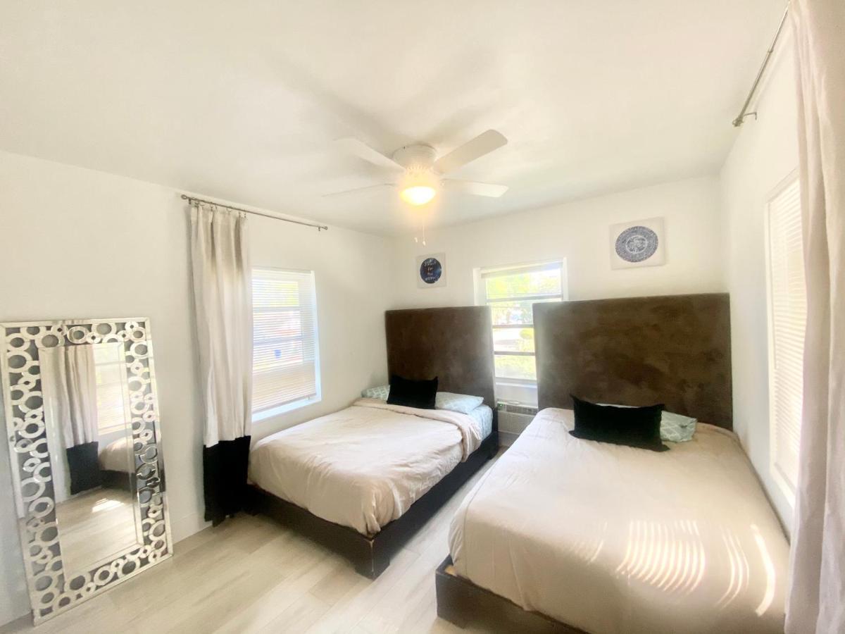 מיאמי 3 Seasons At The Carrington 3 Separate 2 Bedroom 1 Bathroom Apartments And A 3 Bedroom 2 Bathroom Villa מראה חיצוני תמונה