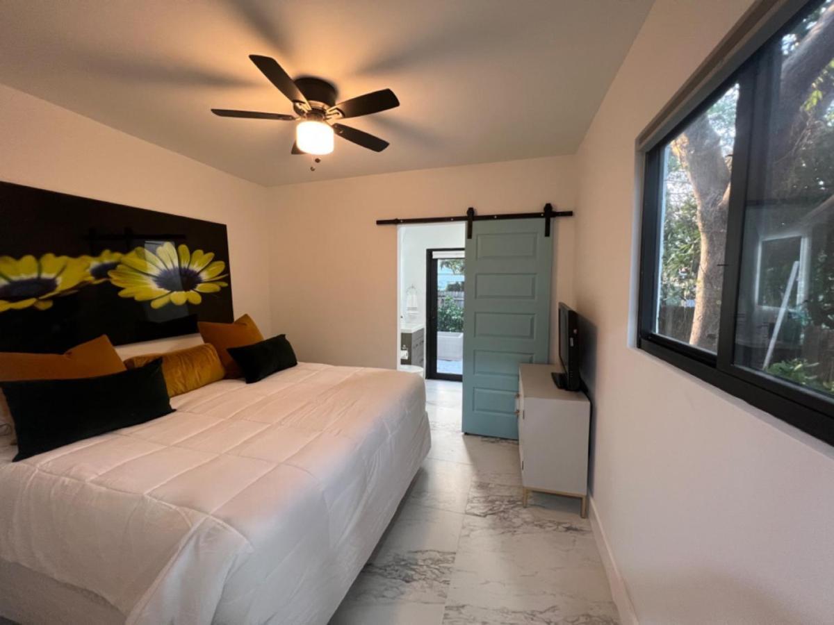 מיאמי 3 Seasons At The Carrington 3 Separate 2 Bedroom 1 Bathroom Apartments And A 3 Bedroom 2 Bathroom Villa מראה חיצוני תמונה