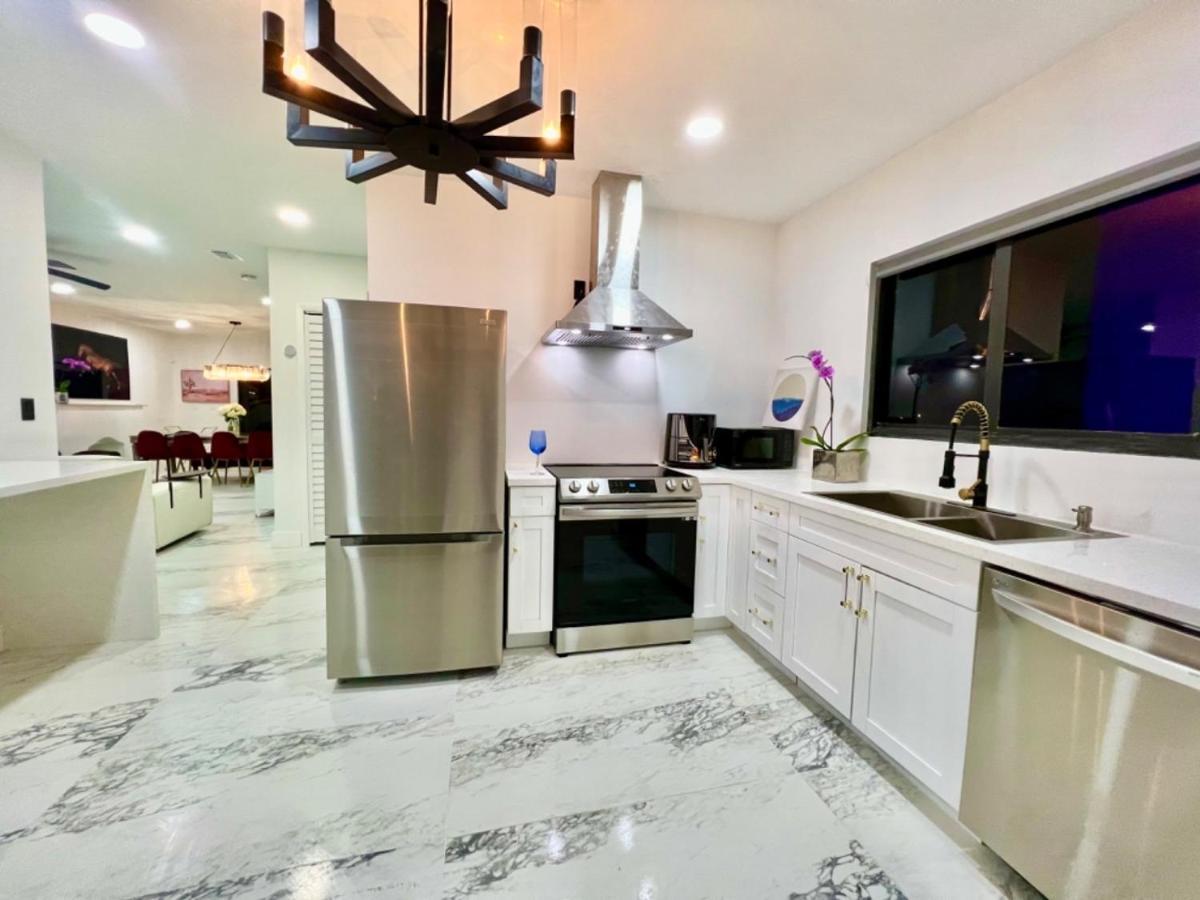 מיאמי 3 Seasons At The Carrington 3 Separate 2 Bedroom 1 Bathroom Apartments And A 3 Bedroom 2 Bathroom Villa מראה חיצוני תמונה