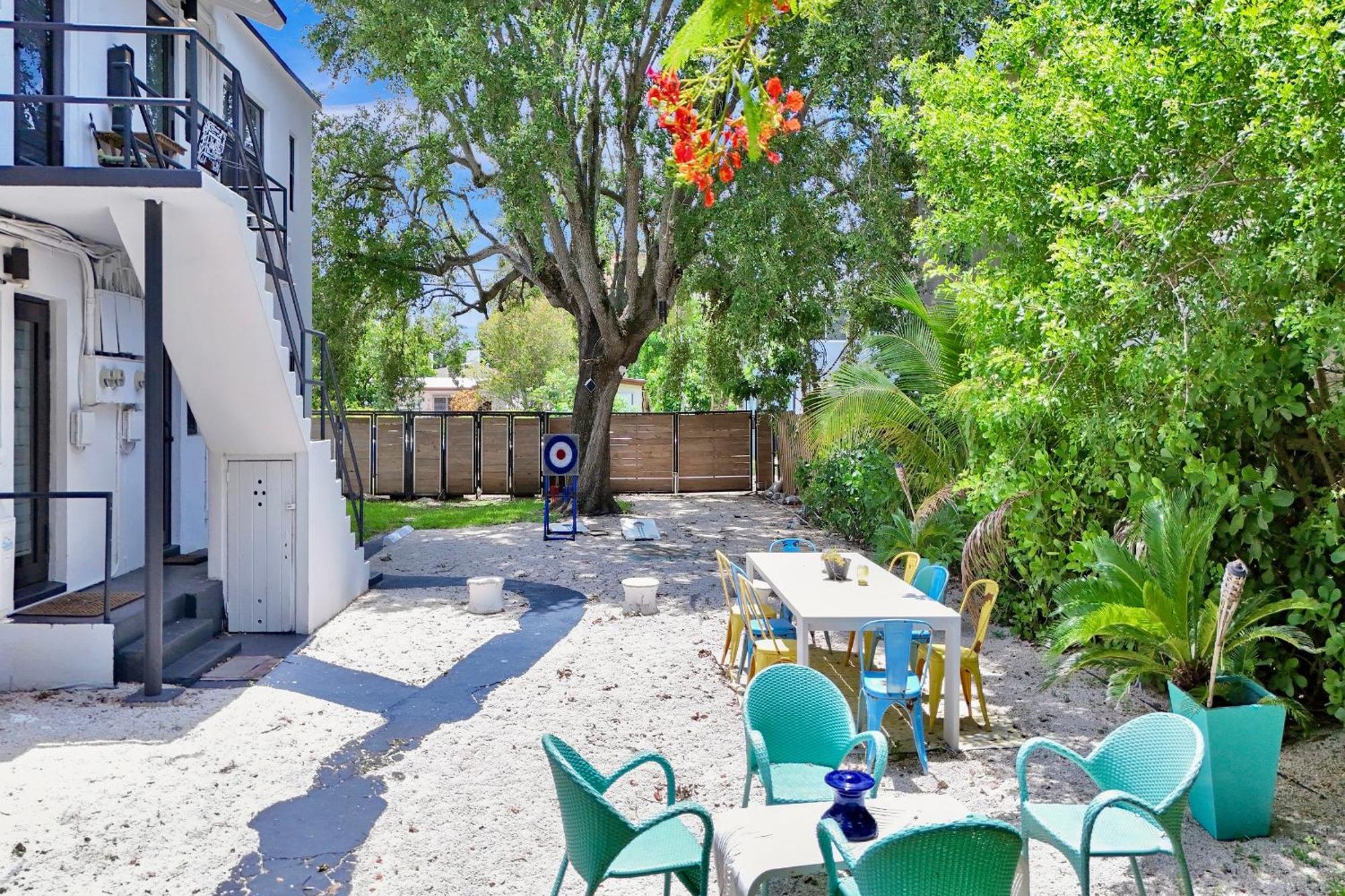 מיאמי 3 Seasons At The Carrington 3 Separate 2 Bedroom 1 Bathroom Apartments And A 3 Bedroom 2 Bathroom Villa מראה חיצוני תמונה
